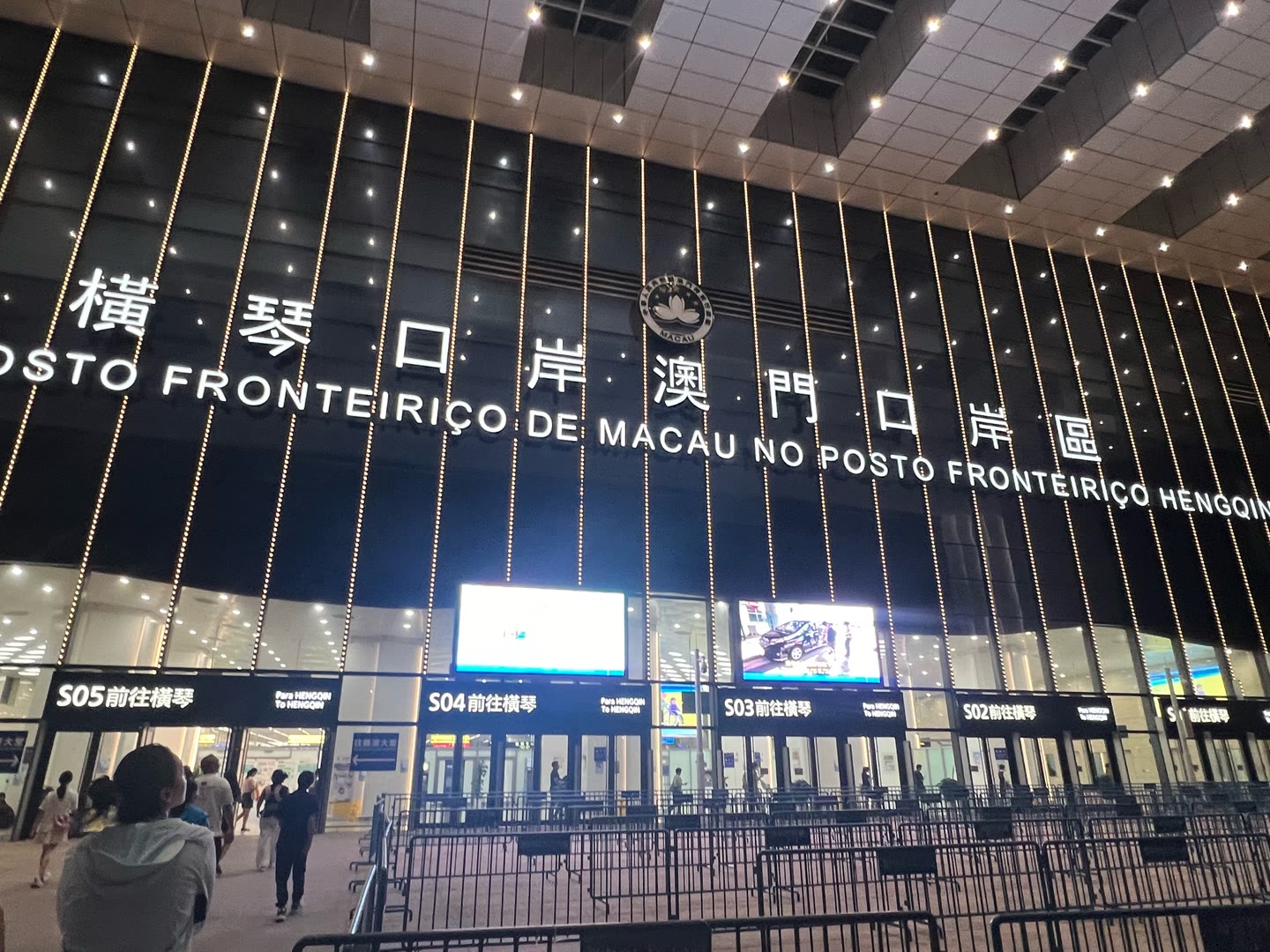 腾龙集团现代化总部大楼